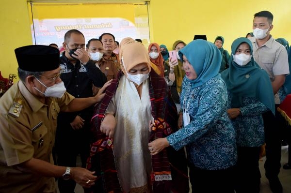 Kunjungan ke Padangsidimpuan, KetuaTP PKK Sumut Nawal Lubis Lakukan Supervisi dan Serahkan Bansos